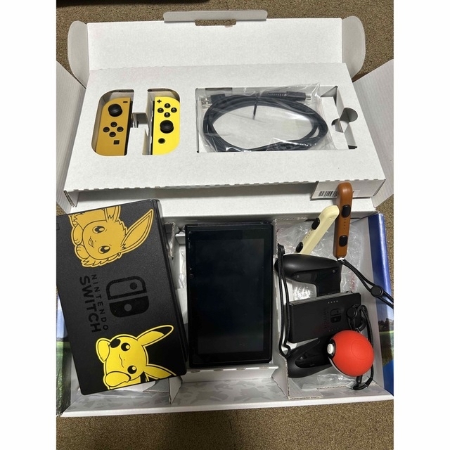 ダウンロードソフト5本 他特典付き switch本体 ピカチュウ