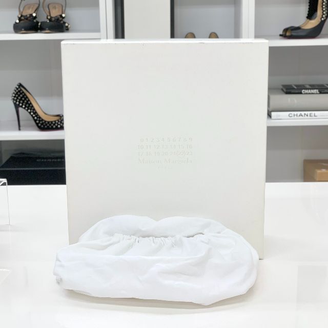 Maison Martin Margiela(マルタンマルジェラ)の4336 未使用 メゾンマルジェラ 足袋 レザー ショートブーツ シルバー レディースの靴/シューズ(ブーツ)の商品写真