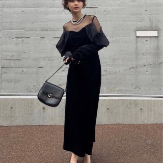 アメリヴィンテージ(Ameri VINTAGE)のUND VELOUR OFF SHOULDER DRESS(ロングワンピース/マキシワンピース)