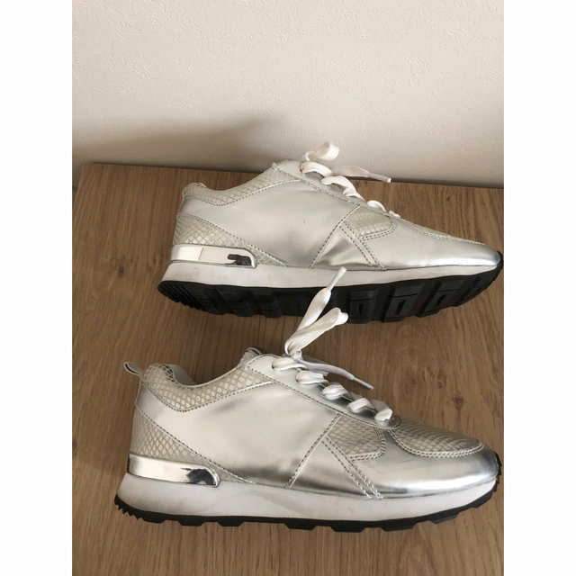 ZARA - ZARA パイソン柄スニーカー 35 22〜22.5cm位 シルバー ZARA - ZARA パイソン柄スニーカー 35 22〜22.5cm位 シルバー