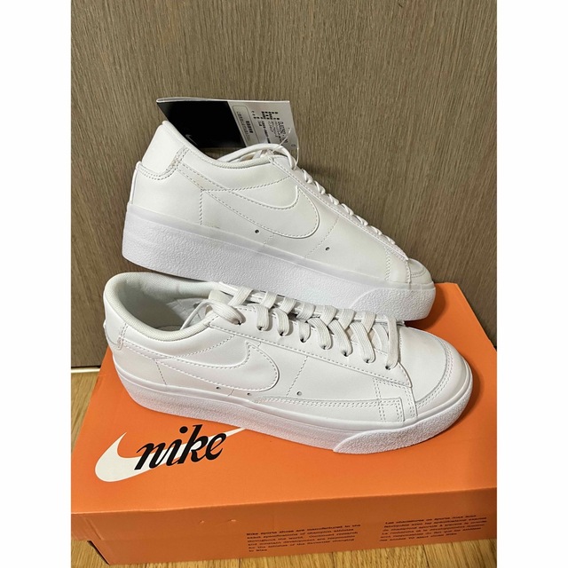 NIKE(ナイキ)のNIKE Wmns Blazer Low Platform 24.5cm新品 レディースの靴/シューズ(スニーカー)の商品写真