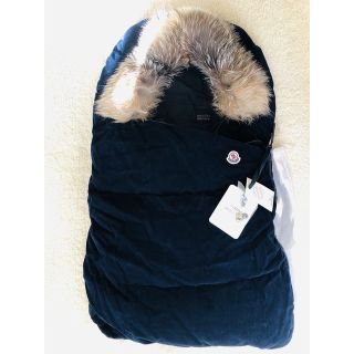 モンクレール(MONCLER)の新品モンクレールファー付きコーデュロイダウンおくるみ新生児ベビーお祝いアウター(おくるみ/ブランケット)