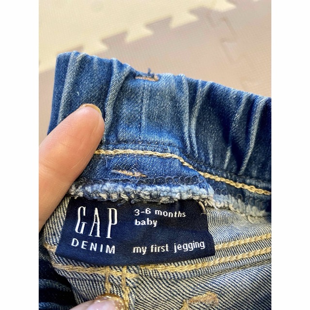 babyGAP(ベビーギャップ)のGAP ジーパン　ベビー キッズ/ベビー/マタニティのベビー服(~85cm)(パンツ)の商品写真