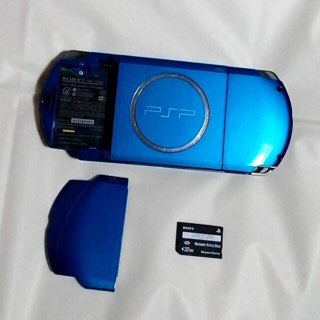 PlayStation Portable(プレイステーションポータブル)のpsp3000 本体 ブルー　ホワイト エンタメ/ホビーのゲームソフト/ゲーム機本体(携帯用ゲーム機本体)の商品写真