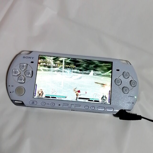 PlayStation Portable(プレイステーションポータブル)のpsp3000 本体 ブルー　ホワイト エンタメ/ホビーのゲームソフト/ゲーム機本体(携帯用ゲーム機本体)の商品写真