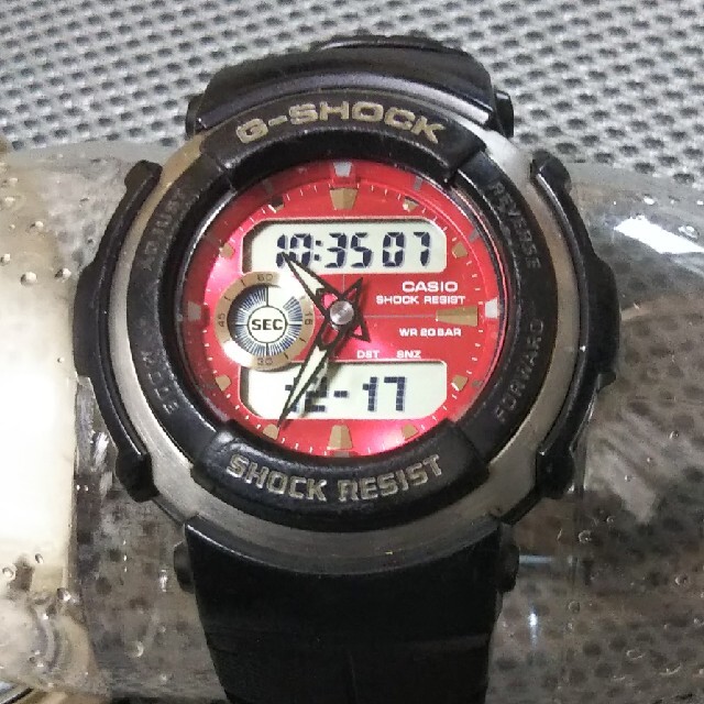 G-SHOCK(ジーショック)のカシオ G-SHOCK G-300LV+G-300(黒赤)2本 動作品 メンズの時計(腕時計(アナログ))の商品写真