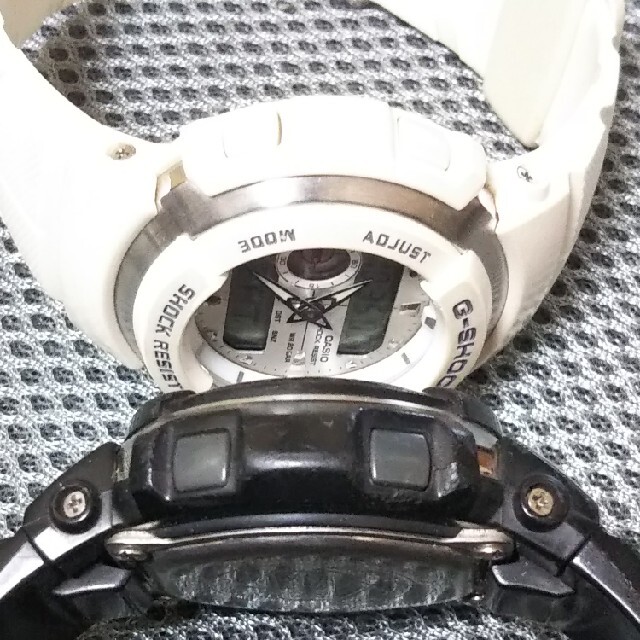 G-SHOCK(ジーショック)のカシオ G-SHOCK G-300LV+G-300(黒赤)2本 動作品 メンズの時計(腕時計(アナログ))の商品写真