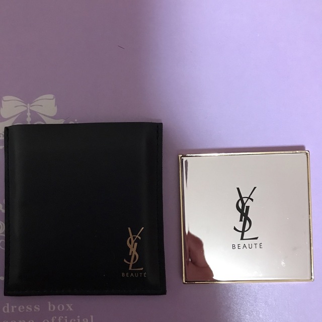 Yves Saint Laurent Beaute(イヴサンローランボーテ)のイヴ・サンローラン　ビューティー　ミラー　非売品 レディースのファッション小物(ミラー)の商品写真