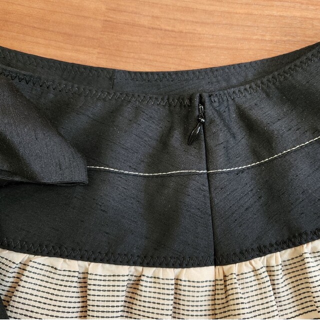 TO BE CHIC(トゥービーシック)のTO BE CHIC リボン付きステッチラインスカート レディースのスカート(ひざ丈スカート)の商品写真