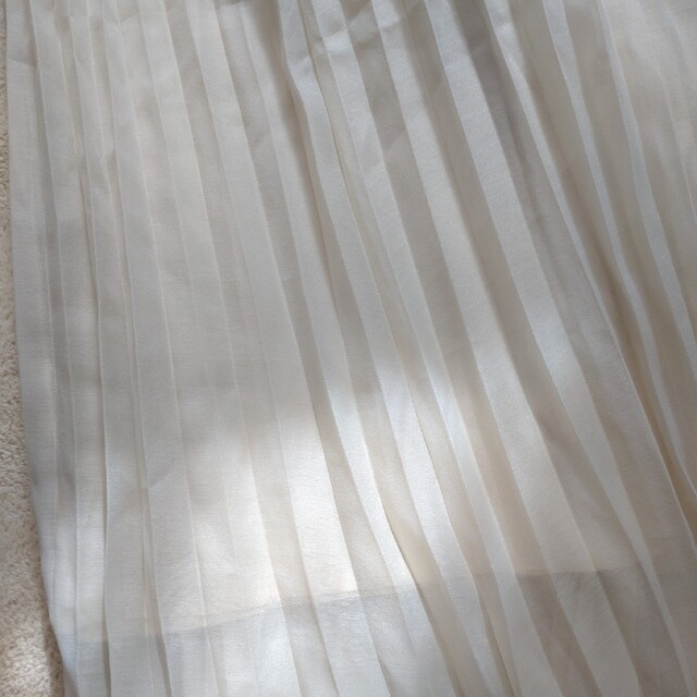GU(ジーユー)のgu オーガンジープリーツスカート　Ｌ　クリーム レディースのスカート(ロングスカート)の商品写真