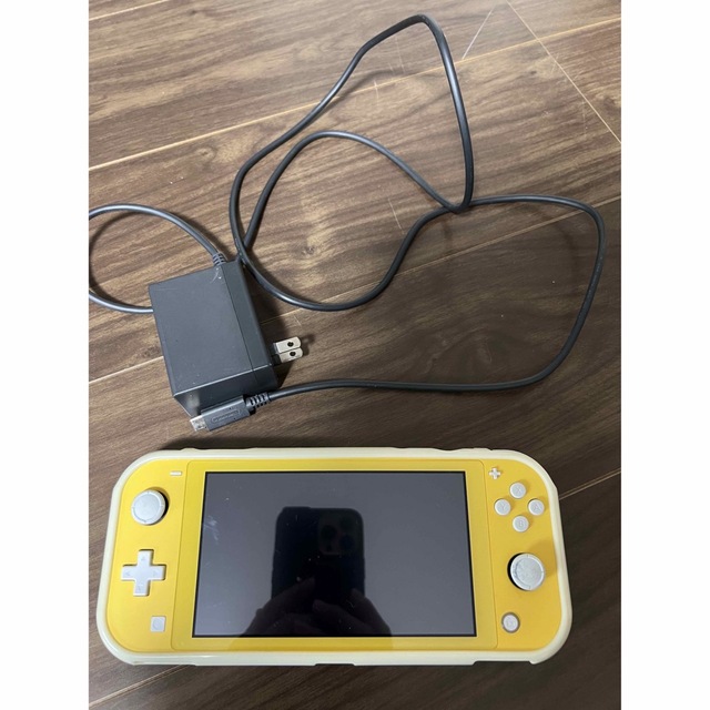 Nintendo Switch(ニンテンドースイッチ)のSwitchライト　黄色　どうぶつの森カバー付き⭐︎🉐 エンタメ/ホビーのゲームソフト/ゲーム機本体(携帯用ゲーム機本体)の商品写真