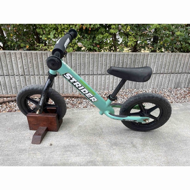 STRIDA(ストライダ)のストライダー　スポーツモデル　グリーン キッズ/ベビー/マタニティの外出/移動用品(自転車)の商品写真