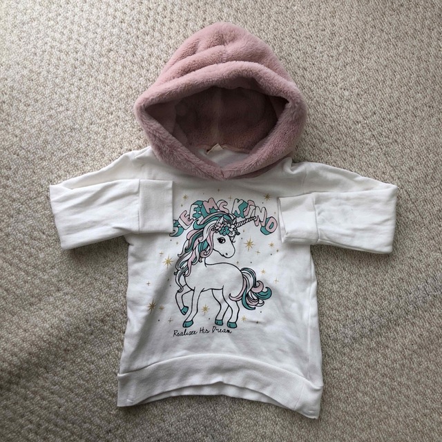 しまむら(シマムラ)のファーフード付きトレーナー キッズ/ベビー/マタニティのキッズ服女の子用(90cm~)(Tシャツ/カットソー)の商品写真