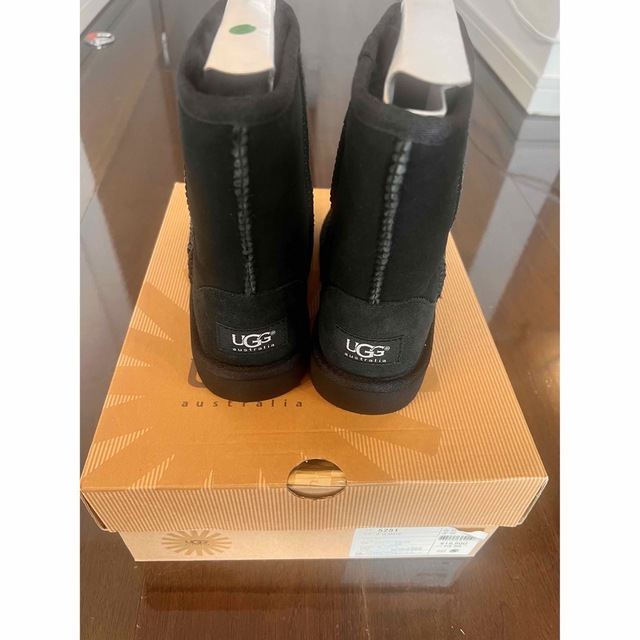 UGG AUSTRALIA(アグオーストラリア)のUGG 20センチ　新品未使用　黒　ブラック キッズ/ベビー/マタニティのキッズ靴/シューズ(15cm~)(ブーツ)の商品写真