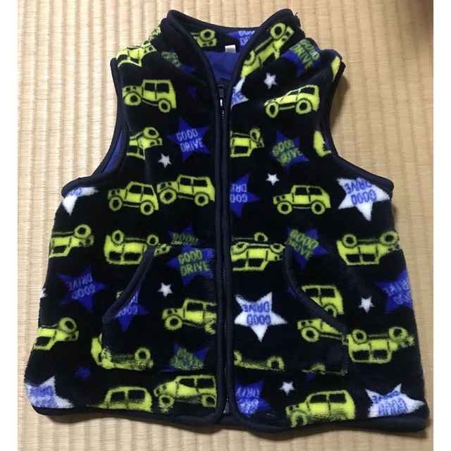 西松屋(ニシマツヤ)のフリースベスト キッズ 100cm キッズ/ベビー/マタニティのキッズ服男の子用(90cm~)(その他)の商品写真