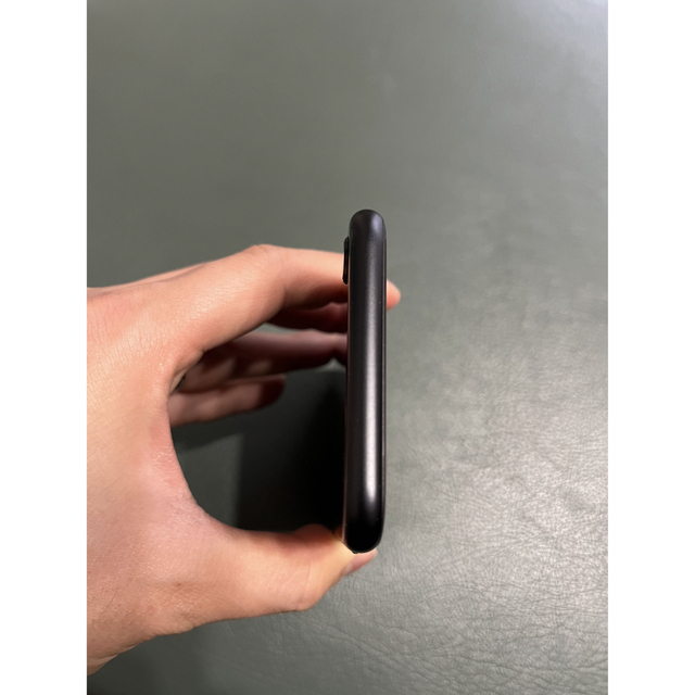 iPhone(アイフォーン)のiPhone SE 第2世代 (SE2) ブラック128 GB SIMフリー スマホ/家電/カメラのスマートフォン/携帯電話(スマートフォン本体)の商品写真