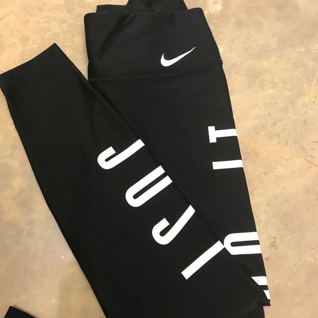 NIKE(ナイキ)のNIKE レディース  トレーニングパンツ　レギンス レディースのレッグウェア(レギンス/スパッツ)の商品写真