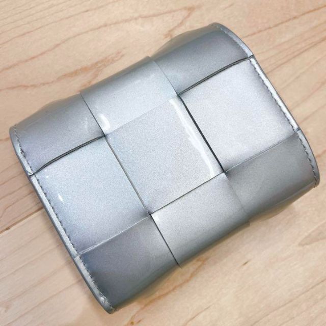 小物【新品未使用】BOTTEGA VENETA 折財布 三つ折り シルバー パテント