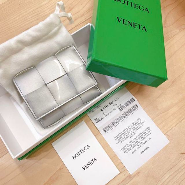新品未使用】BOTTEGA VENETA 折財布 三つ折り シルバー パテント 限定