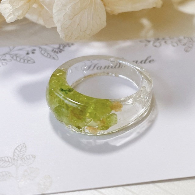 レジンリング　指輪　リング　ペリドット　キラキラ　大人可愛い　13号 ハンドメイドのアクセサリー(リング)の商品写真