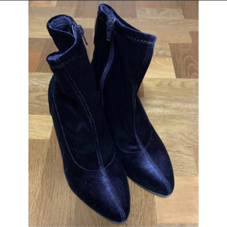 美品✨紫のベロア ショートブーツ Sサイズ（22〜22.5）  (ブーツ)