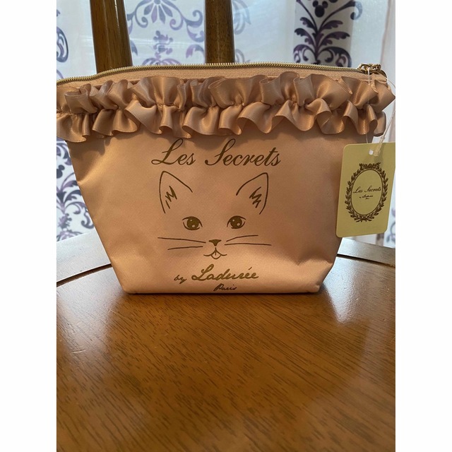 LADUREE(ラデュレ)のゆう様専用　ラデュレ猫柄マチありポーチ・猫ちゃんの裏地付き　かわいベビーピンク レディースのファッション小物(ポーチ)の商品写真