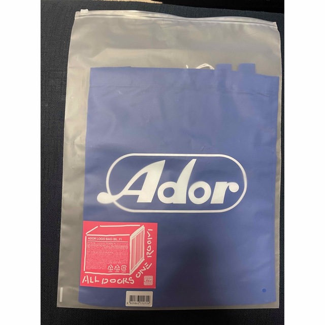 New Jeans Ador トートバッグ　ブルー エンタメ/ホビーのタレントグッズ(アイドルグッズ)の商品写真