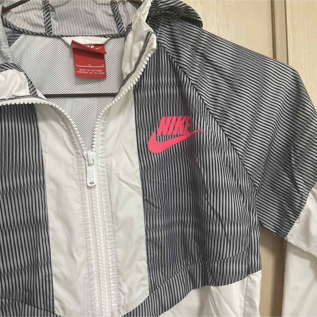 NIKE(ナイキ)のナイキ☆白ベース　キッズ150 レディース S フルジップジャンパー レディースのジャケット/アウター(ナイロンジャケット)の商品写真