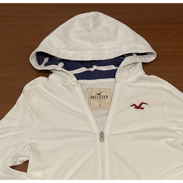 Hollister(ホリスター)のホリスター　薄手　パーカー　白 メンズのトップス(パーカー)の商品写真