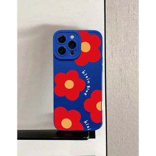 iPhone13カバー　赤い花プリント　青　スマホケース(iPhoneケース)