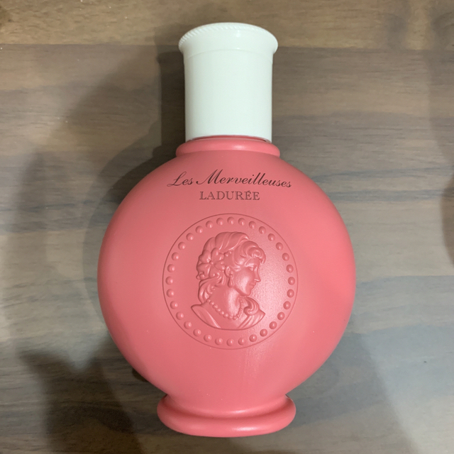 Les Merveilleuses LADUREE(レメルヴェイユーズラデュレ)のレ・メルヴェイユーズ　ラデュレ  ブラックベリーボディローション コスメ/美容のボディケア(ボディローション/ミルク)の商品写真