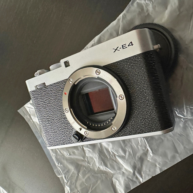 富士フイルム(フジフイルム)のFUJIFILM X-E4 シルバー スマホ/家電/カメラのカメラ(ミラーレス一眼)の商品写真