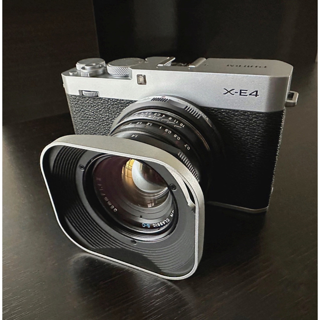 富士フイルム(フジフイルム)のFUJIFILM X-E4 シルバー スマホ/家電/カメラのカメラ(ミラーレス一眼)の商品写真