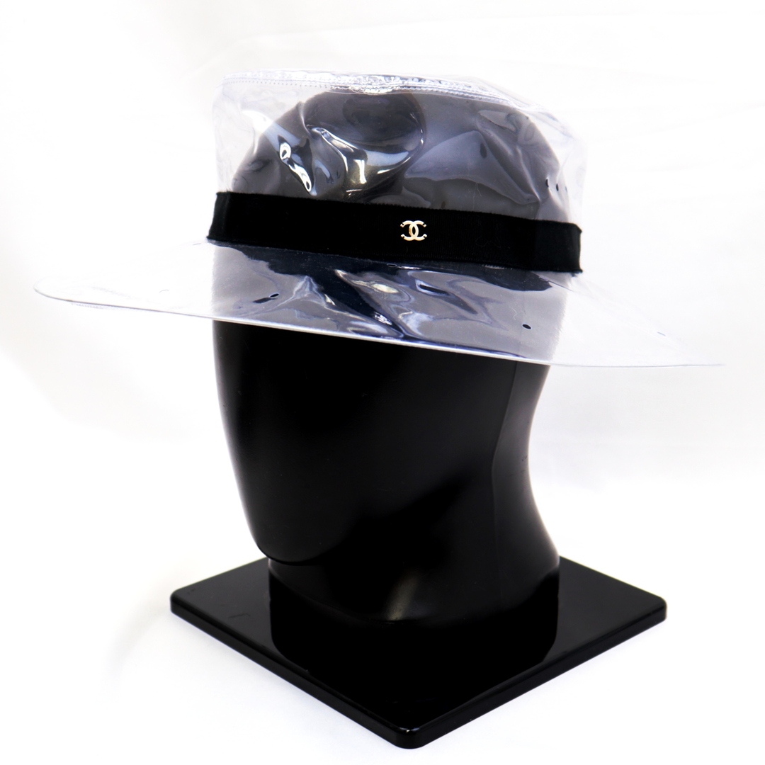 CHANEL(シャネル)の【クリアランスSALE】シャネル 18SS ココマーク クリア ハット レディース PVC 黒 M 帽子 ランウェイ着用 CHANEL レディースの帽子(ハット)の商品写真