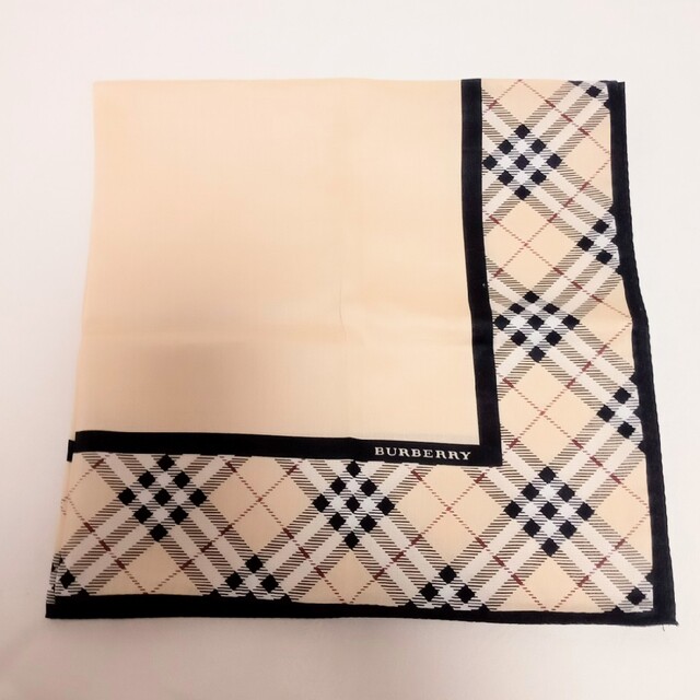 BURBERRY(バーバリー)のバーバリー　新品　ハンカチ　ノバチェック　ベージュ レディースのファッション小物(ハンカチ)の商品写真