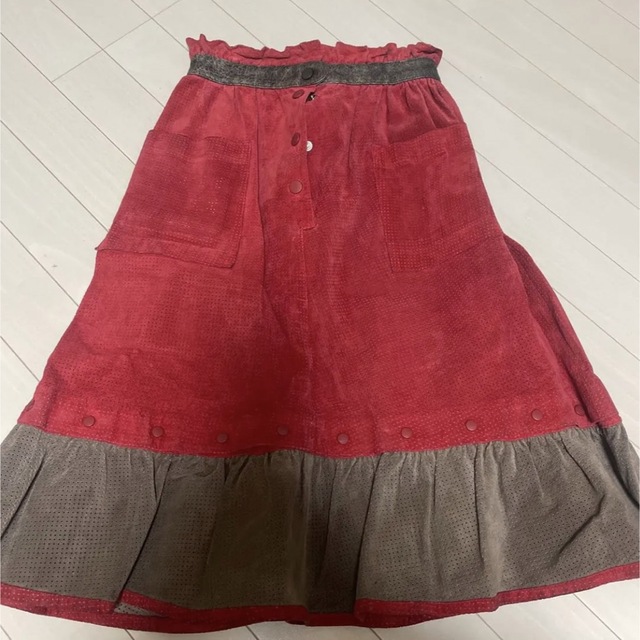 キューとな赤が可愛い皮とスエードコラボスカート レディースのスカート(ひざ丈スカート)の商品写真