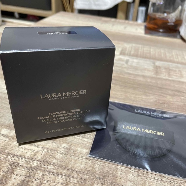 laura mercier(ローラメルシエ)の新品パフ付き ＊ ローラメルシエ ラディアンス クッションファンデ (OC1) コスメ/美容のベースメイク/化粧品(ファンデーション)の商品写真