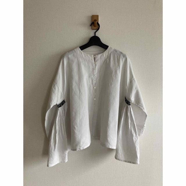 ARTS&SCIENCE(アーツアンドサイエンス)のARTS&SCIENCE  smoking side gather blouse レディースのトップス(シャツ/ブラウス(長袖/七分))の商品写真