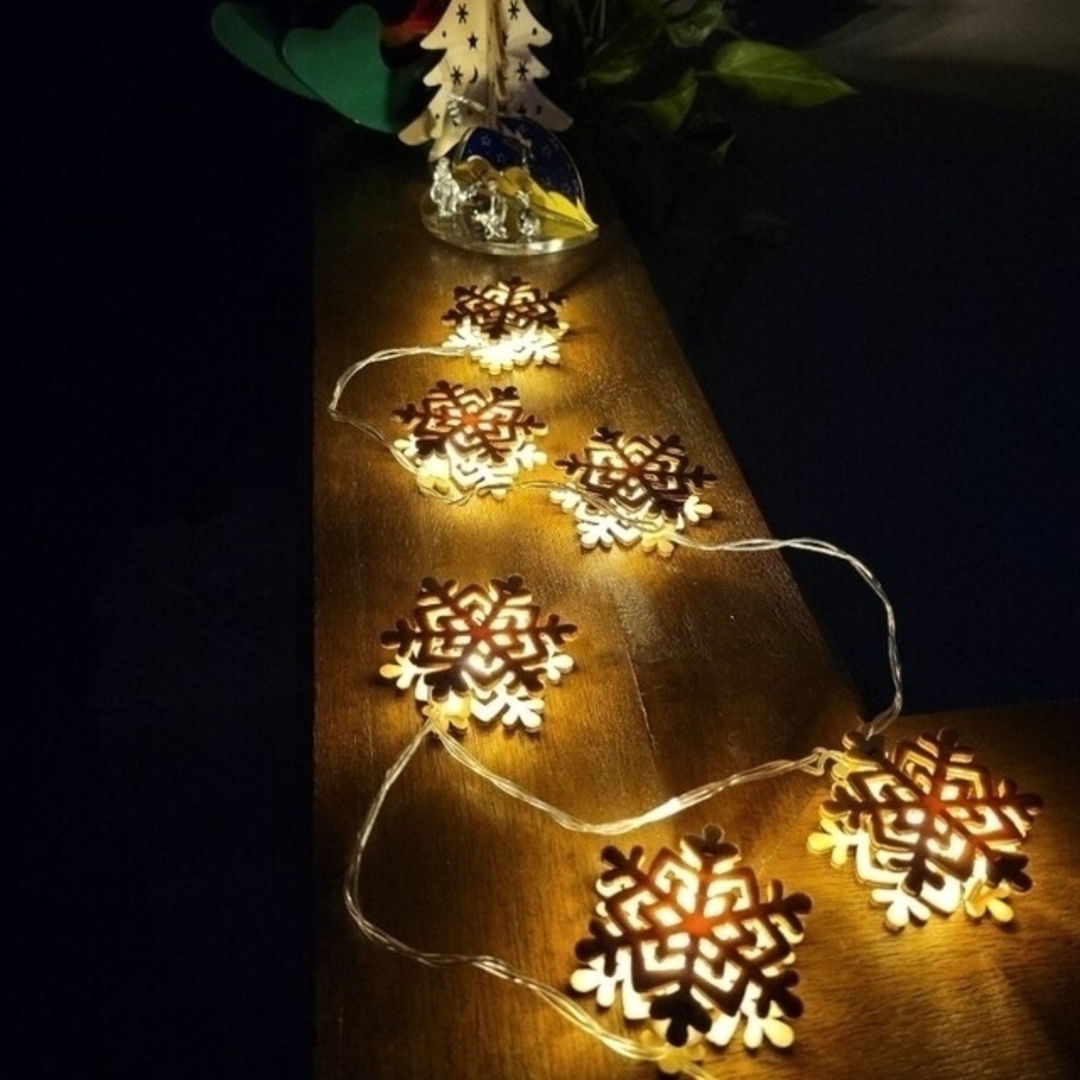 新品　ガーランド　ライト　ウッド　スノーフレーク　雪　冬　雪の結晶　クリスマス インテリア/住まい/日用品のライト/照明/LED(その他)の商品写真