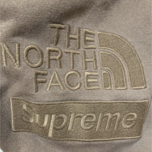 Supreme(シュプリーム)のSupreme The North Face Hooded Sweatshirt メンズのトップス(パーカー)の商品写真
