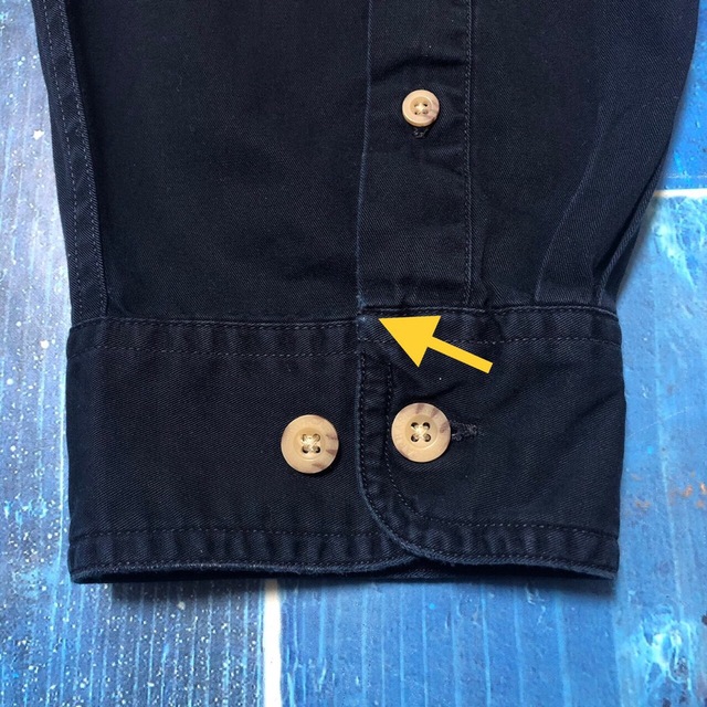 carhartt(カーハート)の【カーハート】コマツ企業刺繍ロゴ・レザーロゴ入りダブルポケットビッグワークシャツ メンズのトップス(シャツ)の商品写真