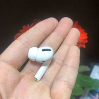 AirPods Pro の右耳です。片耳のみの出品です。本物です。