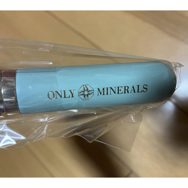 ONLY MINERALS (オンリーミネラル)の【ねねこ⭐︎様専用】新品オンリーミネラル  フェイスブラシ　エメラルドグリーン コスメ/美容のメイク道具/ケアグッズ(チーク/フェイスブラシ)の商品写真