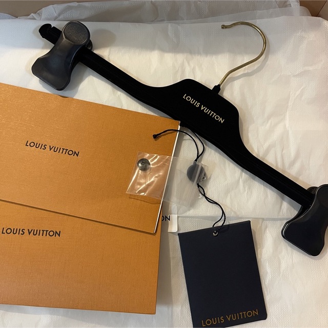 LOUIS VUITTON(ルイヴィトン)のlouis vuitton ステンシルエフェクトモノグラムジョギングパンツ メンズのパンツ(ワークパンツ/カーゴパンツ)の商品写真