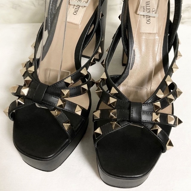 VALENTINO(ヴァレンティノ)の【美品 21SS】VALENTINO ロックスタッズ プラットフォームサンダル レディースの靴/シューズ(サンダル)の商品写真