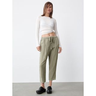 ザラ(ZARA)のZARA THE WEEKEND TROUSERS M パンツ　グリーン(カジュアルパンツ)