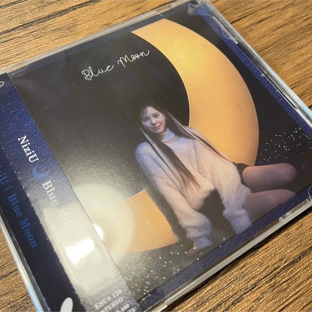 NiziU(ニジュー)のNiziU WithU盤 MAKO マコ BlueMoon ブルームーン エンタメ/ホビーのCD(K-POP/アジア)の商品写真