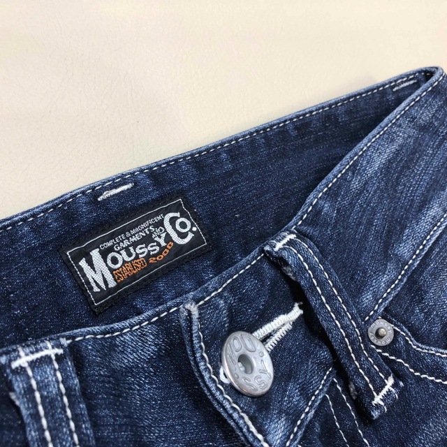 moussy(マウジー)の美品23 MOUSSY マウジー パウダーデニム　スキニー　394 レディースのパンツ(デニム/ジーンズ)の商品写真