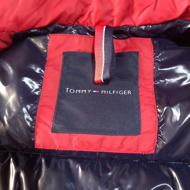 TOMMY HILFIGER(トミーヒルフィガー)のTOMMY HILFIGERボリュームダウンベストレッドL新品未使用 メンズのジャケット/アウター(ダウンベスト)の商品写真