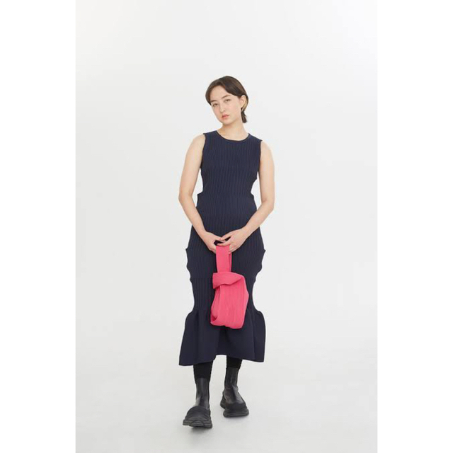 ISSEY MIYAKE(イッセイミヤケ)の完売cfcl NOTCHED RIB BAG 1 リブニットバッグ　ピンク レディースのバッグ(ハンドバッグ)の商品写真